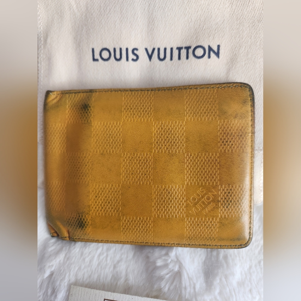 Louis Vuitton Men's bifold Damier Wallet in Yellow/Mustard